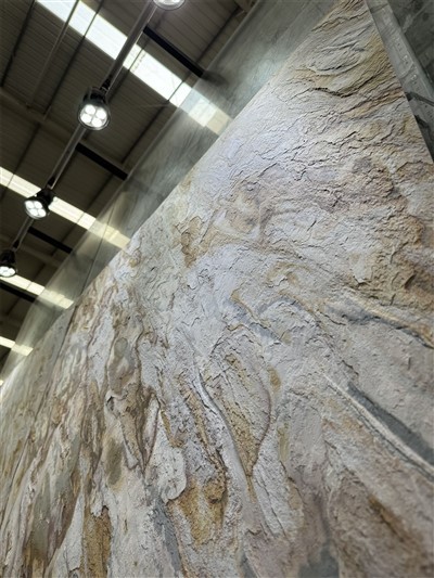 Moderne gennemskinnelig stenfasade